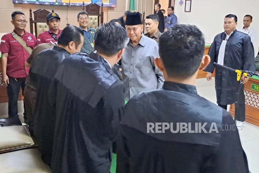 Pimpinan Mahad Al-Zaytun Indramayu, Panji Gumilang saat menjalani sidang perdananya di PN Indramayu, Rabu (8/11/2023). 