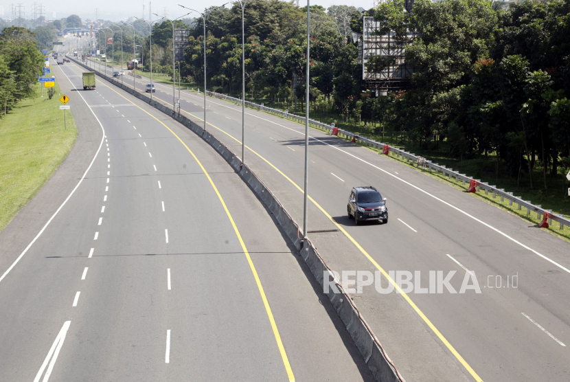 Volume kendaraan di ruas tol yang dikelola BUMN PT Hutama Karya turun 50 persen. Foto suasana jalan tol yang sangat lengang.(ilustrasi)