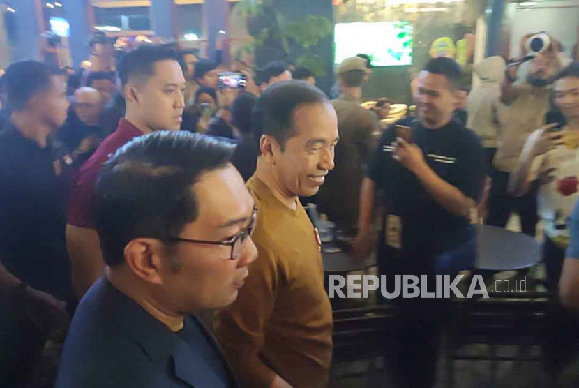 Presiden Joko Widodo atau Jokowi mengunjungi Pasar Kreatif Jawa Barat yang terletak di Jalan Pahlawan, Kota Bandung di dampingi Gubernur Jabar Ridwan Kamil, Selasa malam (11/7).