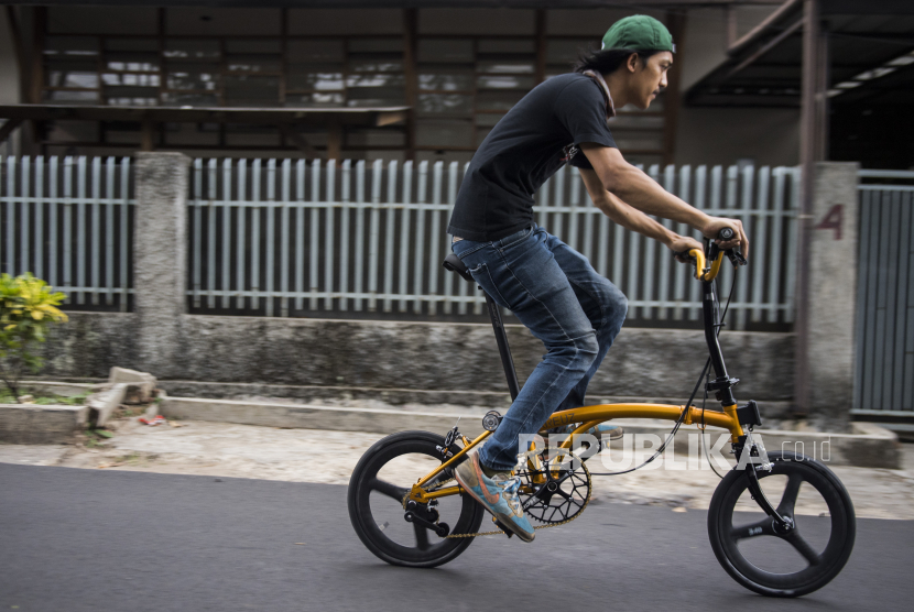 Pekerja melakukan uji coba ketahanan dan akurasi sepeda lipat Kreuz di Bandung, Jawa Barat, (ilustrasi). Kementerian Perindustrian (Kemenperin) mendorong pabrikan sepeda Kreuz asal Bandung bisa memperluas jangkauan pasarnya ke luar negeri.
