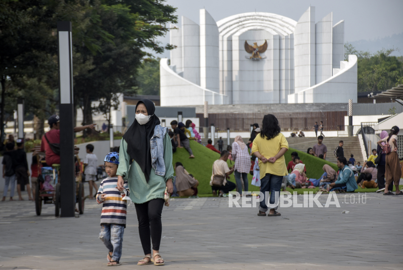 Warga mengenakan masker saat beraktivitas di kawasan Taman Monumen Perjuangan Rakyat Jawa Barat, Bandung, Jawa Barat, Ahad (17/12/2023). 