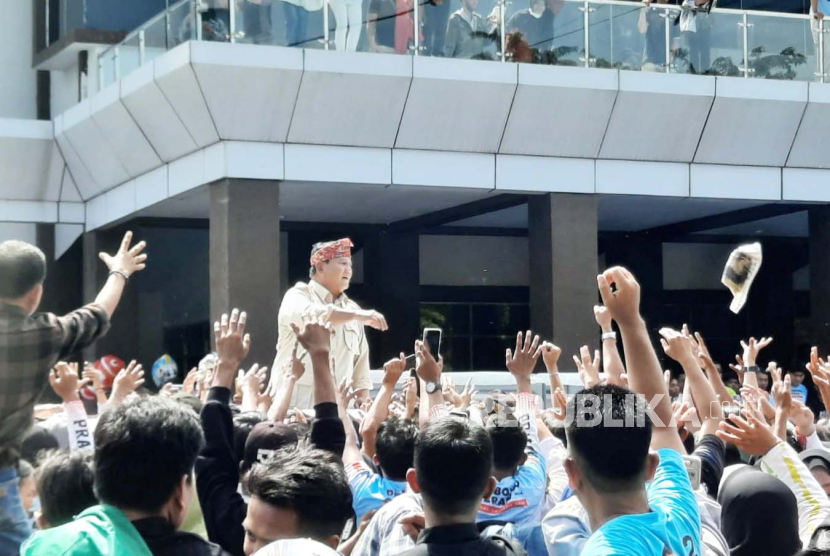 Capres Prabowo Subianto membagikan baju kaos kepada masyarakat di Kota Bengkulu, Kamis (11/1/2024). 