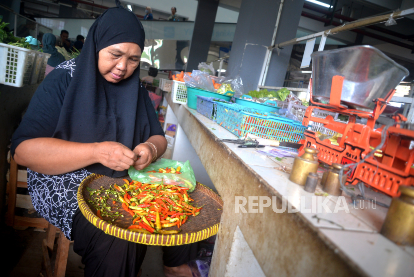 Pedagang memilah cabai rawit di Pasar Prawirotaman, Yogyakarta, Selasa (12/12/2023). 