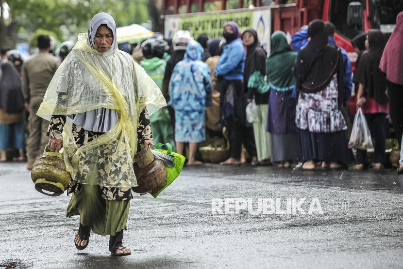 Warga membawa gas elpiji 3 kilogram yang dibeli saat operasi pasar dalam rangkaian Gerakan Pangan Murah di kawasan Tugu Keris Siginjai, Kota Baru, Jambi, Rabu (19/3/2025). Penjualan gas elpiji 3 kilogram dengan harga Rp17 ribu per tabung per satu KK tersebut diserbu warga karena jauh lebih murah dibanding harga jual gas di tingkat pengecer atau warung yang mencapai Rp45 ribu per tabung. 