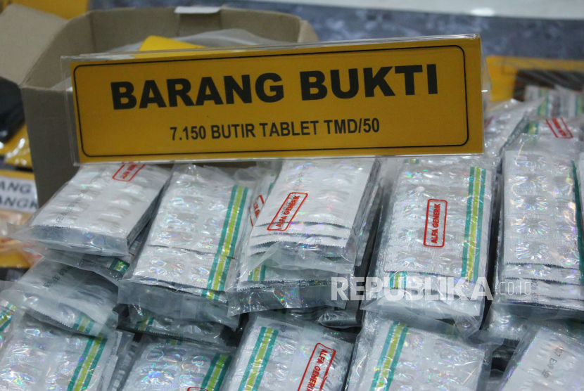 Barang bukti pil ekstasi saat konferensi pers. Polda Metro Jaya ungkap pabrik produksi pil ekstasi di apartemen Cengkareng, Jakbar.