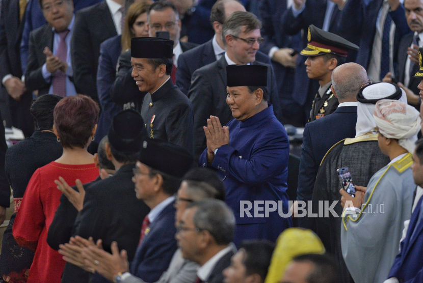 Presiden terpilih Prabowo Subianto bersama Presiden Joko Widodo saat menghadiri sidang paripurna MPR dengan agenda  pelantikan Presiden dan Wakil Presiden periode 2024-2029 di Gedung Nusantara, Kompleks Parlemen, Senayan, Jakarta, Ahad (20/10/2024). Prabowo Subianto dan Gibran Rakabuming Raka resmi menjabat sebagai presiden dan wakil presiden periode 2024-2029 menggantikan presiden dan wakil presiden periode 2019-2024 Joko Widodo dan Maruf Amin.