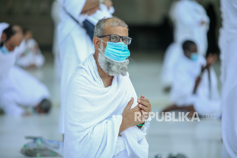  Sebuah foto selebaran yang disediakan oleh Kementerian Haji dan Umrah Saudi menunjukkan umat Islam mengenakan masker wajah dan menjaga jarak aman saat mereka melakukan umrah di sekitar Ka
