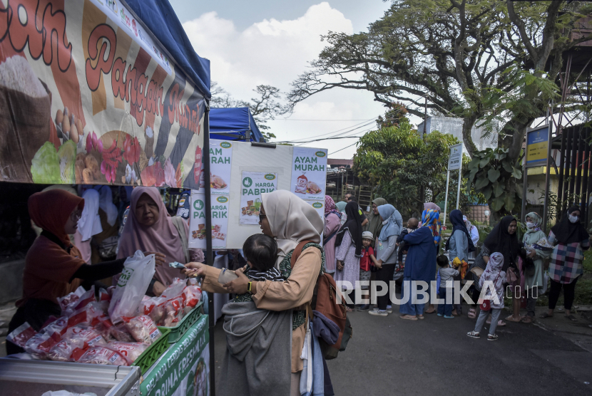 Sejumlah warga antre untuk membeli berbagai bahan pokok di Kantor Dinas Ketahanan Pangan dan Pertanian (DKPP) Kota Bandung, Jalan Arjuna, Kota Bandung, Jawa Barat, Senin (26/6/2023). 