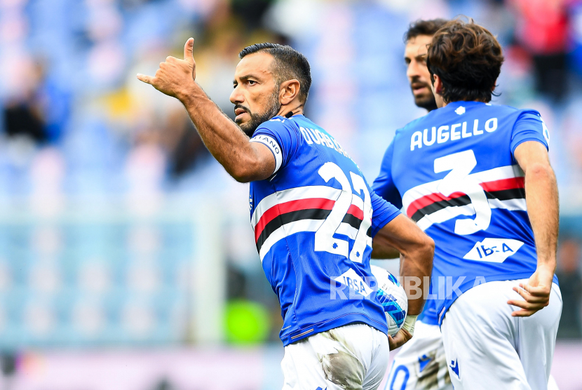  Fabio Quagliarella (kiri) dari Sampdoria merayakan gol bersama rekan-rekannya.