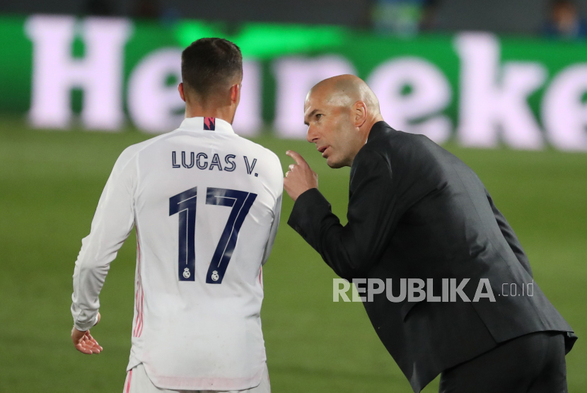  Pelatih kepala Real Madrid Zinedine Zidane (kanan) memberikan instruksi kepada bek Lucas Vazquez (kiri) selama pertandingan sepak bola leg pertama perempat final Liga Champions UEFA antara Real Madrid dan Liverpool FC yang diadakan di stadion Alfredo Di Stefano, di Madrid, Spanyol tengah, 06 April 2021.