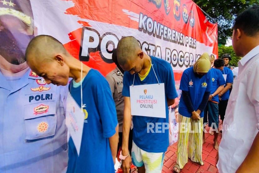 Dua tersangka terkait kasus dugaan prostitusi di salah satu apartemen wilayah Kota Bogor, Jawa Barat, yang ditangkap jajaran Polresta Bogor Kota, dihadirkan saat konferensi pers pengungkapan kasus di Markas Polresta Bogor Kota, Jawa Barat, Senin (3/4/2023).