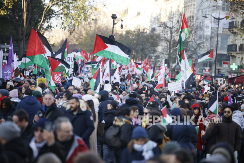 Demonstran berbaris dalam unjuk rasa pro-Palestina, di Paris, Sabtu, (2/12/2023). 