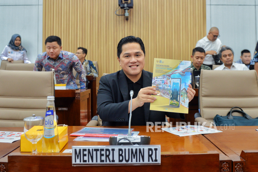 Menteri BUMN Erick Thohir menunjukan buku profil BUMN saat menghadiri rapat kerja bersama Komisi VI DPR RI, di Gedung Nusantara I, Kompleks Parlemen, Jakarta, Senin (4/12/2023). Rapat tersebut membahas tentang laporan dan evaluasi pelaksanaan kinerja BUMN tahun 2023, evaluasi capaian kinerja BUMN Tahun 2023 dan rencana aksi pembinaan BUMN tahun 2024.