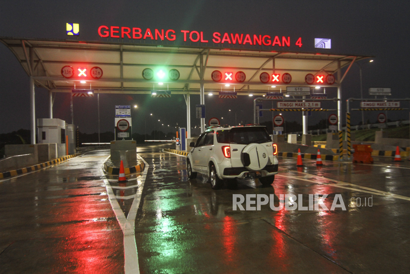Kendaraan memasuki gerbang tol Sawangan 4 di jalan Tol Desari Seksi II, Sawangan, Depok, Jawa Barat. Tol Desari (Depok - Antasari) seksi II ruas jalan Brigif - Sawangan sepanjang 6,3 kilometer mulai beroperasi resmi pada Kamis, 20 Agustus 2020.