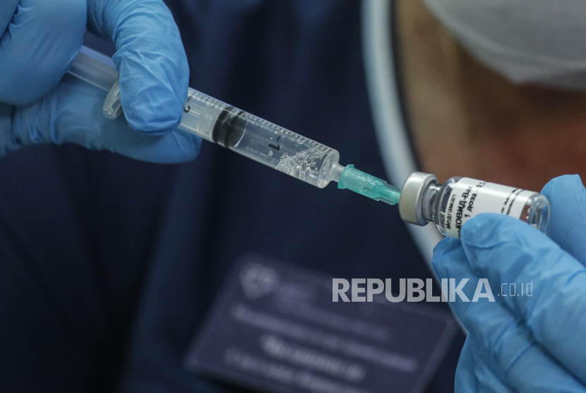 Kosmonaut Rusia akan Terima Vaksin Sputnik V. Seorang pekerja medis Rusia menyiapkan uji coba vaksin terhadap COVID-19 untuk sukarelawan dalam tahap pasca-pendaftaran tes di rumah sakit rawat jalan nomor 68 di Moskow, Rusia, 17 September 2020. Rusia mendaftarkan vaksin baru yang disebut 