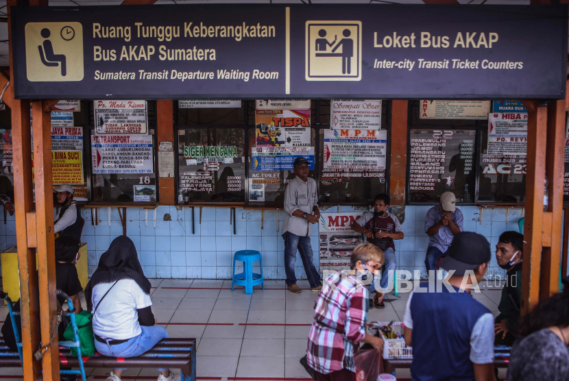 Suasana aktivitas di Terminal Kalideres, Jakarta, Kamis (11/6/2020). Pemprov DKI Jakarta berencana menutup seluruh terminal untuk layanan bus antarkota antarprovinsi (AKAP) di Ibu Kota selama pemberlakuan larangan mudik Lebaran pada 6-17 Mei 2021. 