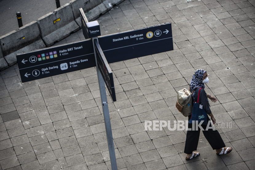 Pekerja berjalan di kawasan Dukuh Atas, Jakarta, Jumat (2/7/2021). Pemerintah akan menerapkan PPKM Darurat di Pulau Jawa dan Bali mulai 3 Juli mendatang, salah satunya mewajibkan menerapkan 