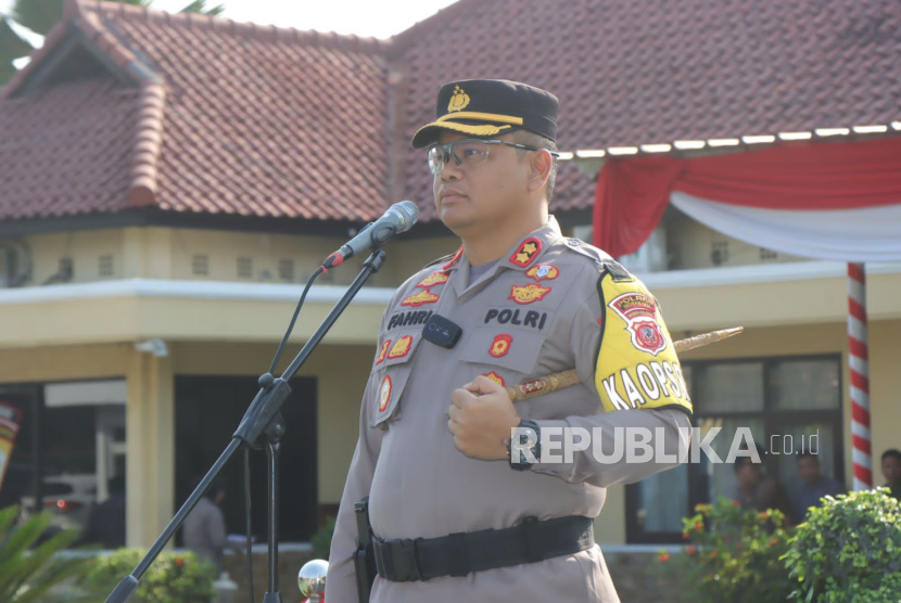 Kepala Polres (Kapolres) Indramayu AKBP M Fahri Siregar saat Apel Gelar Pasukan Operasi Lilin Lodaya di Lapangan Apel Markas Polres Indramayu, Jawa Barat, Kamis (21/12/2023). 