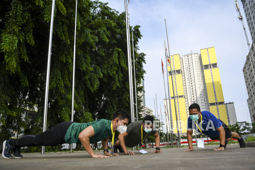 Sejumlah petugas tenaga kesehatan berolahraga di taman Rumah Sakit Darurat COVID-19 Wisma Atlet Kemayoran di Jakarta, Kamis (12/11/2020). Perkembangan data per 12 November 2020 menunjukkan penambahan kasus positif baru sebanyak 4.173 orang dengan total kasus terkonfirmasi COVID-19 mencapai angka 452.291 sementara jumlah pasien yang telah sembuh dari Corona sebanyak 382.084. Sedangkan total pasien yang meninggal dunia sebanyak 14.933 orang. 