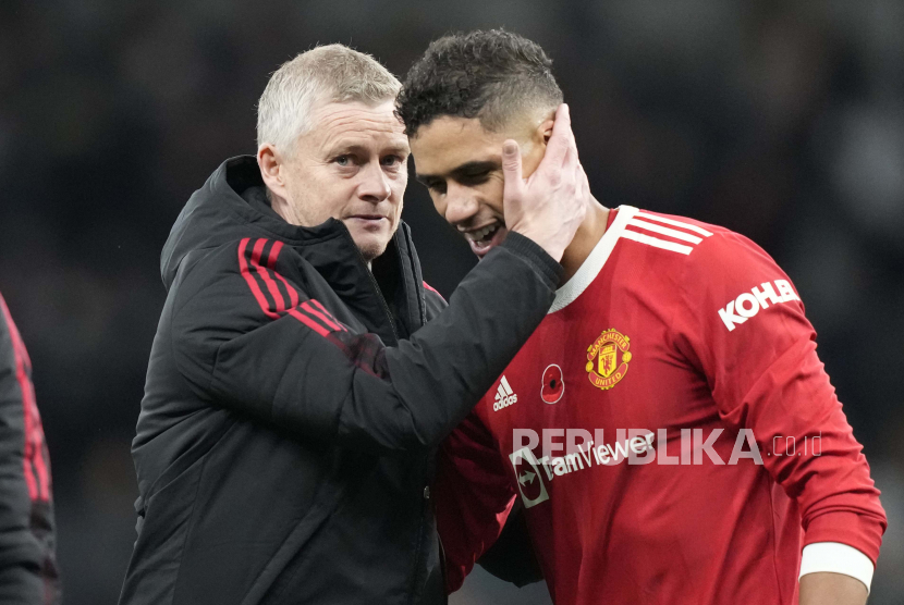 Pelatih Manchester United Ole Gunnar Solskjaer (kiri) menyapa bek Manchester United Raphael Varane setelah pertandingan selesai.