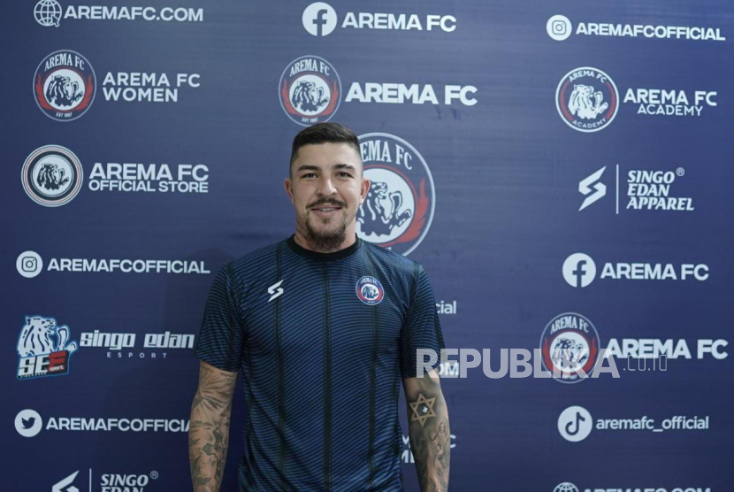 Manajemen Arema FC kembali meresmikan pemain asing terbarunya, yakni Charles Raphael dari Brasil, Rabu (28/6/2023). 