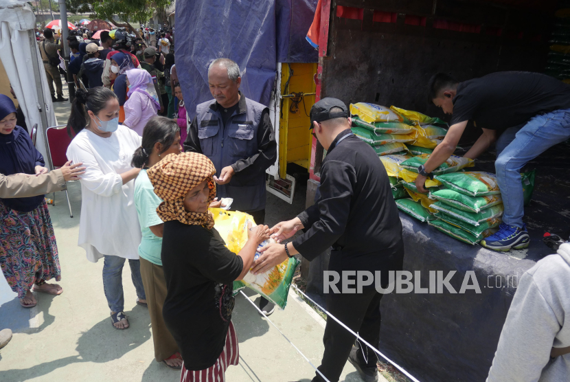 Warga antre membeli beras saat Operasi Pasar Beras Medium (ilustrasi)