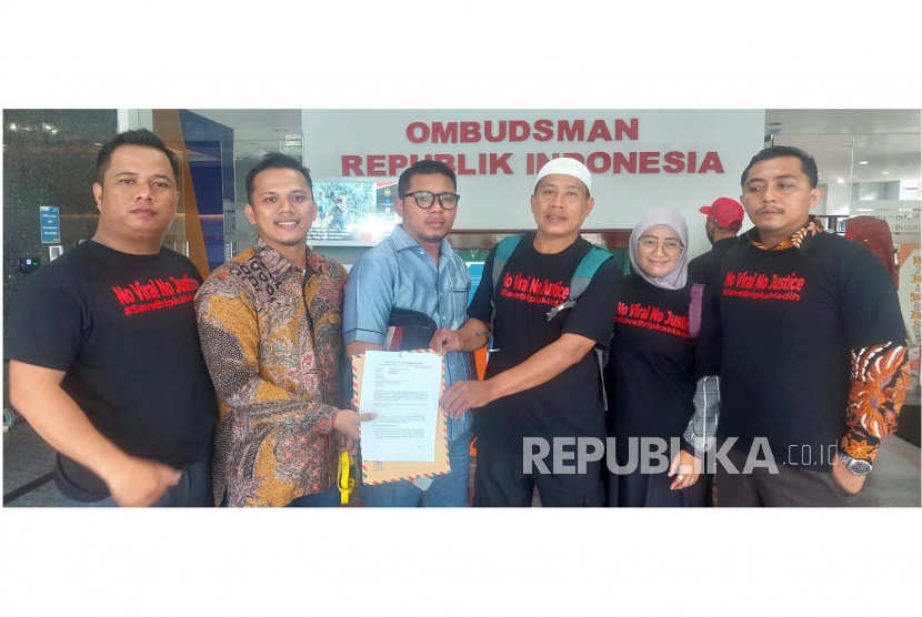 Bripka Madih bersama kuasa hukumnya melaporkan penyidik Polda Metro Jaya ke Ombudsman RI, Kamis (16/3/2023). 