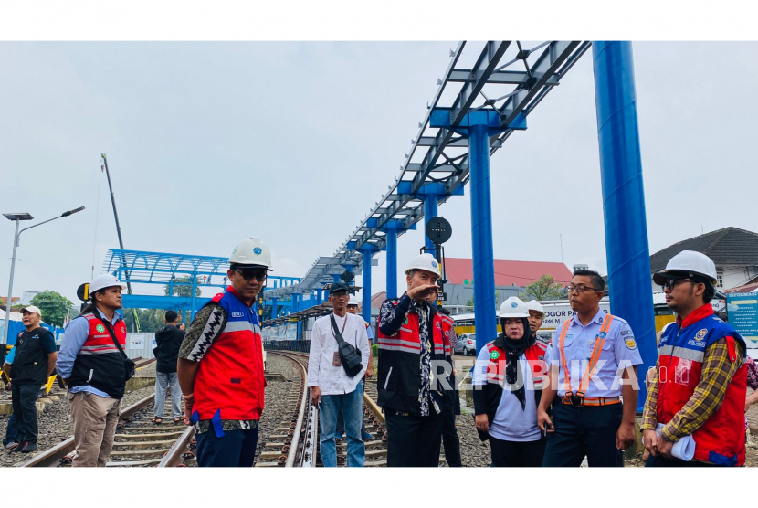 Wakil Wali Kota Bogor, Dedie A. Rachim meninjau proyek pembangunan sky bridge atau jembatan layang penghubung Stasiun Bogor-Paledang. Pemkot Bogor akan bongkar JPO Paledang setelah skybridge selesai.