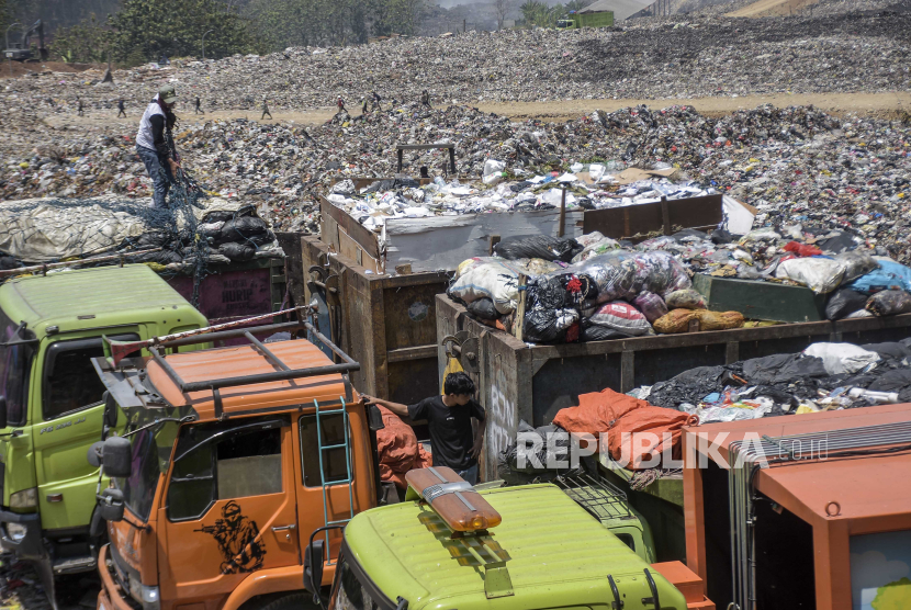 Petugas menurunkan muatan sampah di zona darurat TPA Sarimukti, Cipatat, Kabupaten Bandung Barat, Jawa Barat, Selasa (12/9/2023).