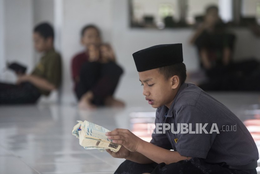 Santri membaca Aluran saat tadarus massal awal Ramadhan 1445 H di Pondok Pesantren Ar-Raudhatul Hasanah, Medan, Sumatera Utara, Selasa (12/3/2024).