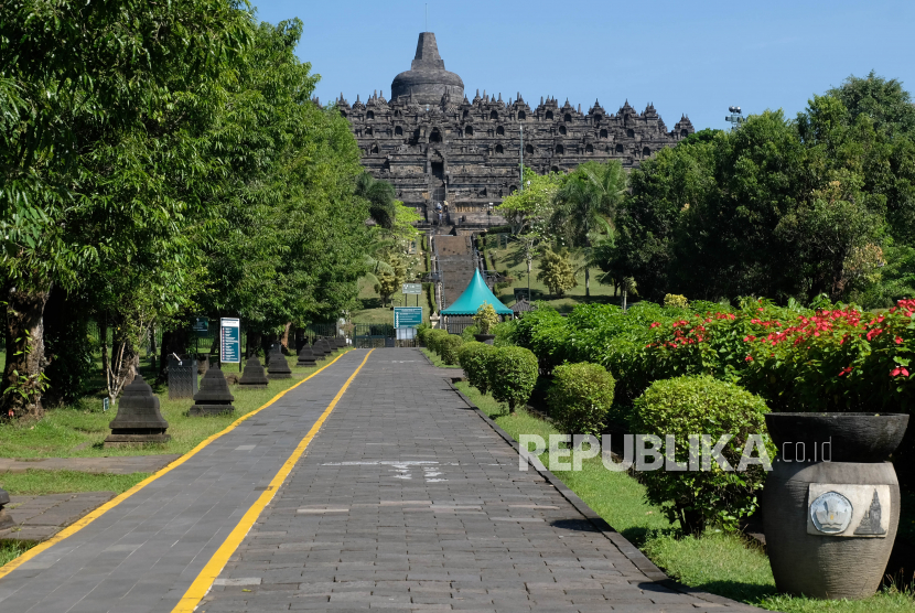 Candi Borobudur, Pawon, dan Mendut di Kabupaten Magelang, Jawa Tengah, dihujani abu tipis setelah awan panas guguran Gunung Merapi terjadi pada Kamis (12/8) dini hari. Gunung Merapi erupsi kembali dan sebaran hujan abu Merapi itu sampai di Candi Mendut, Pawon dan Borobudur. (Foto: Taman Wisata Candi (TWC) Borobudur, Magelang, Jawa Tengah)