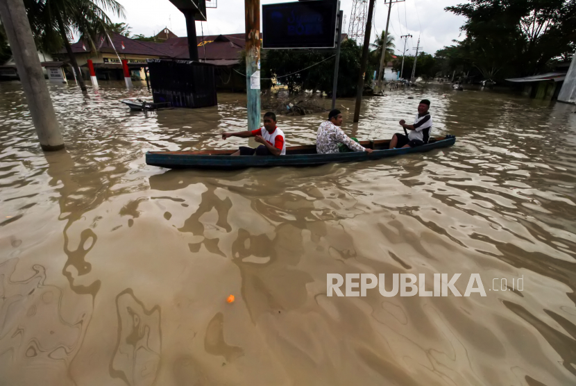 Warga menumpangi perahu keluar dari area banjir di Aceh (ilustrasi)
