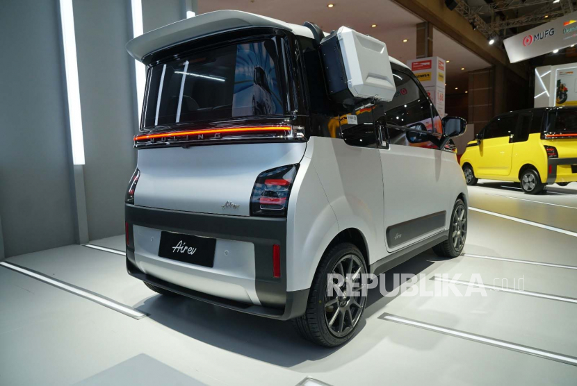 Wuling Motors (Wuling) memamerkan dua special display unit kendaraan listrik pertamanya di Indonesia, Air ev dengan kreasi personalisasi di pameran otomotif tahunan Indonesia International Motor Show (IIMS) 2023. 