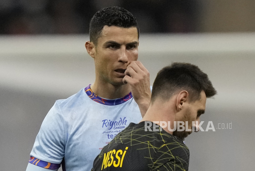 Cristiano Ronaldo dan Lionel Messi (kanan). Cristiano Ronaldo mengatakan, persaingannya dengan Lionel Messi sudah berakhir seiring keduanya sama-sama mengubah sejarah sepak bola. 