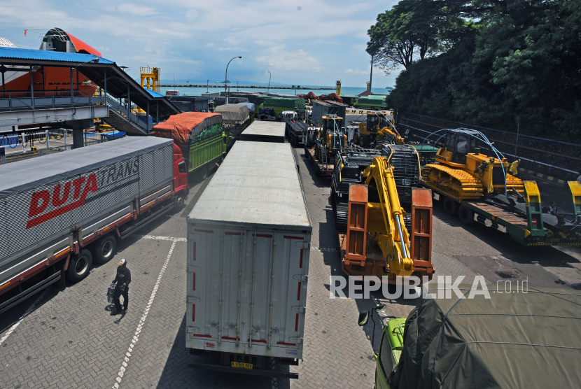 Sejumlah truk pengangkut barang yang akan menyeberang ke Sumatra lewat pelabuhan Merak (ilustrasi) m