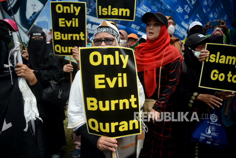 Umat muslim mengikuti aksi bela Alquran di Depan Kedubes Swedia, Kuningan, Jakarta, Senin (30/1/2023). Mereka mengecam Politikus Swedia-Denmark Rasmus Paludan yang membakar Kitab Suci Alquran.