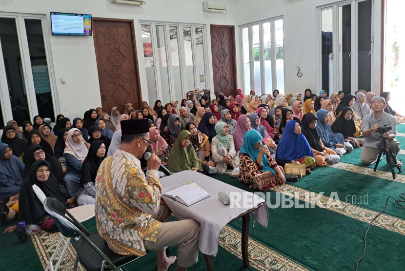 Masjid Mahabaturrasul, Bogor, Jawa Barat Menggelar Halal bi Halal dan Pembagian Lebih dari 500 Paket Sembako kepada Orang Kurang Mampu, Ahad (12/5/2024). 