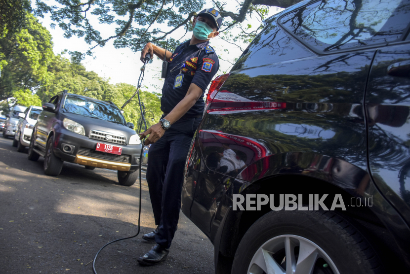 Pemeriksaan kendaraan di Taman Balai Kota Bandung, Jalan Wastukencana, Kota Bandung, Rabu (27/7/2022). 