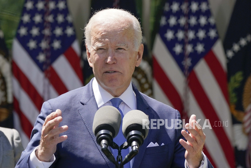Presiden Joe Biden berbicara di sebuah acara tentang penurunan biaya internet berkecepatan tinggi di Rose Garden Gedung Putih, Senin, 9 Mei 2022, di Washington.