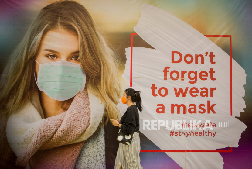 Seruan mengenakan masker terpampang di pusat perbelanjaan. Ada saja masyarakat yang khawatir mengalami sesak atau keracunan karbondioksida karena memakai masker. Dokter spesialis paru menepis kekhawatiran tersebut.
