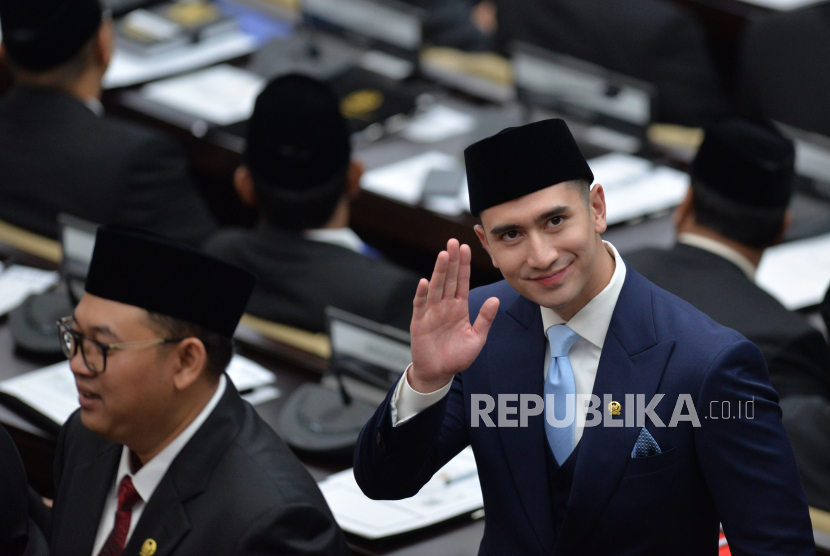 Anggota dewan dari PAN Verrell Bramasta saat sidang awal masa jabatan anggota MPR/DPR/DPD RI Periode 2024-2029 di Ruang Sidang Paripurna, Kompleks Parlemen, Senayan, Selasa (1/10/2024). Sidang awal masa jabatan anggota MPR/DPR/DPD RI Periode 2024-2029 tersebut beragenda pembacaan sumpah atau janji anggota MPR/DPR/DPD RI  Periode 2024-2029. Sebanyak 580 anggota DPR dan 152 anggota DPD resmi dilantik dan diambil sumpah jabatannya untuk masa bakti 2024-2029.