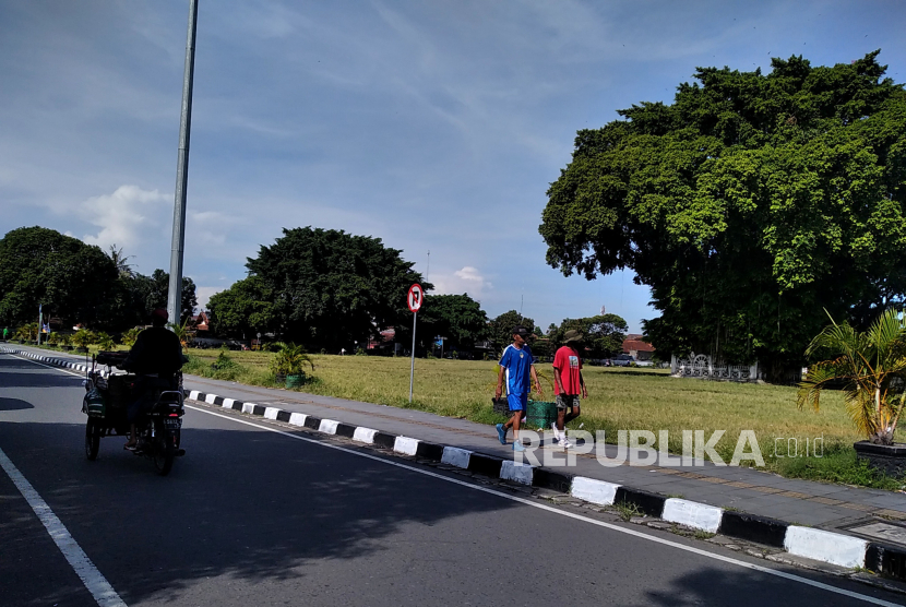 Warga berolahraga pagi saat Ramadhan di Alun-alun Selatan Yogyakarta, Ahad (26/3/2023). 
