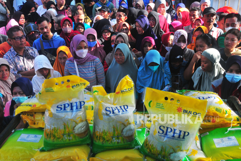 Warga antre membeli beras saat kegiatan Gerakan Pangan Murah di Kantor Dinas Pertanian dan Pangan, Kudus, Jawa Tengah, Jumat (2/2/2024). 