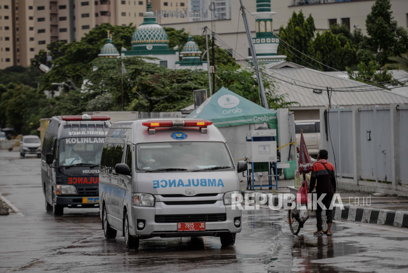 Petugas medis mengendarai ambulan saat mengantarkan pasien covid-19 (Ilustrasi). Kemenkes khawatir melihat lonjakan pasien Covid-19 usai libur Nataru karena keterisian rumah sakit di atas 80 persen.