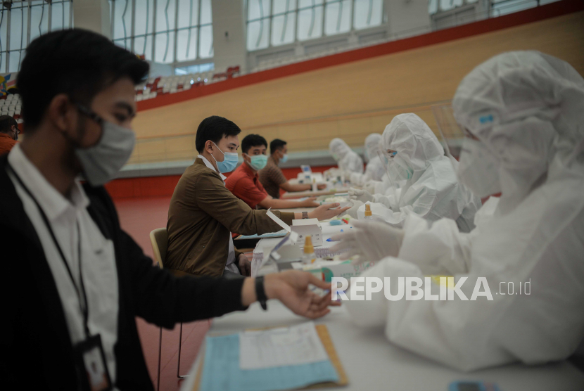 Karyawan menjalani rapid test dan donor darah di Jakarta Internasional Velodrom Rawamangun, Jakarta, Jumat (6/11). Pelaksanaan rapid test dan donor darah tersebut diadakan oleh pihak PT Jakarta Propertindo (Jakpro) bekerjasama dengan Palang Merah Indonesia (PMI) dalam rangka mendukung program Bulan Dana PMI. Republika/Thoudy Badai