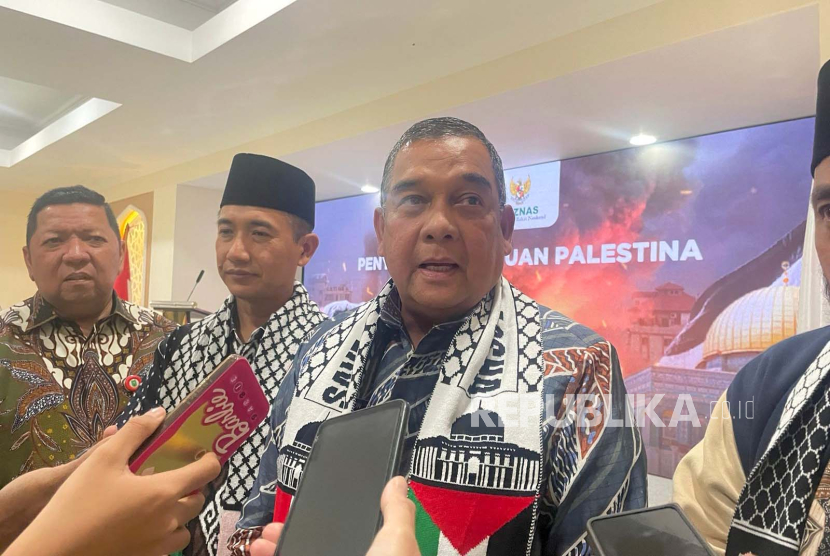 Plt Gubernur Riau, Edy Natar Nasution saat menyerahkan bantuan kemanusiaan untuk Palestina di kantor Baznas Pusat, Rabu (22/11/2023). 