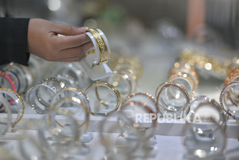 Karyawan menunjukkan koleksi emas perhiasan di Galeri24 Pegadaian, Jakarta.