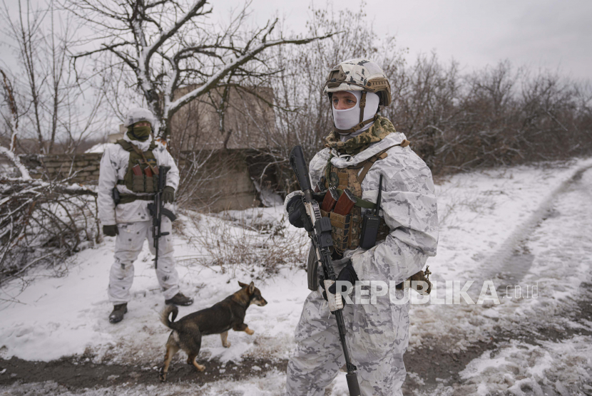 Prajurit Ukraina memberikan keamanan area selama kunjungan Jenderal Oleksandr Pavliuk, komandan Operasi Pasukan Gabungan, ke posisi garis depan di luar Avdiivka, wilayah Donetsk, Ukraina timur, Rabu, 9 Februari 2022.