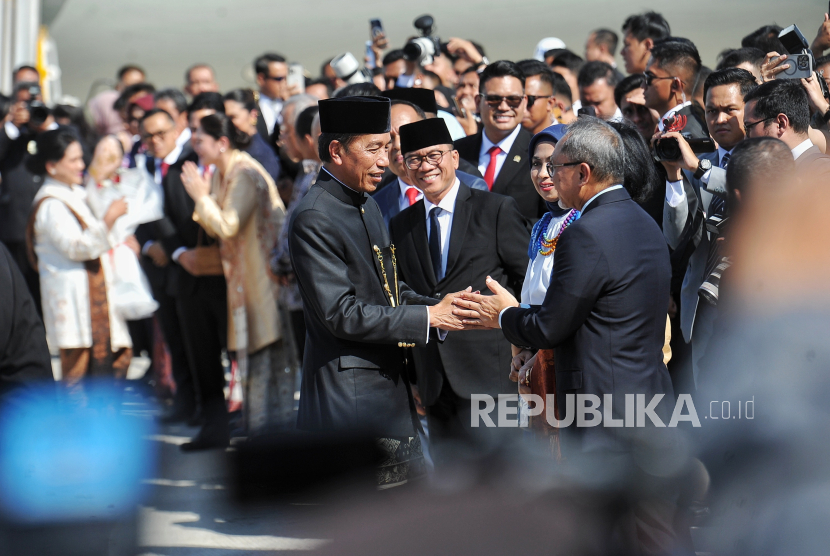 Presiden ke-7 RI Joko Widodo bersama istrinya iriana Jokowi berpamitan kepada  menteri Kabinet Indonesia Maju untuk pulang ke Solo, di Lanud Pangkalan Angkatan Udara Halim Perdanakusuma, Jakarta, Ahad (20/10/2024). Sejumlah menteri Kabinet Indonesia Maju turut mengantar kepulangan Presiden ke-7 RI Joko Widodo berasama istri Iriana Jokowi menuju Solo, Jawa Tengah di Lanud Pangkalan Angkatan Udara Halim Perdanakusuma, Jakarta menggunakan pesawat milik TNI Angkatan Udara dengan dikawal pesawat jenis F-16 dari TNI AU.