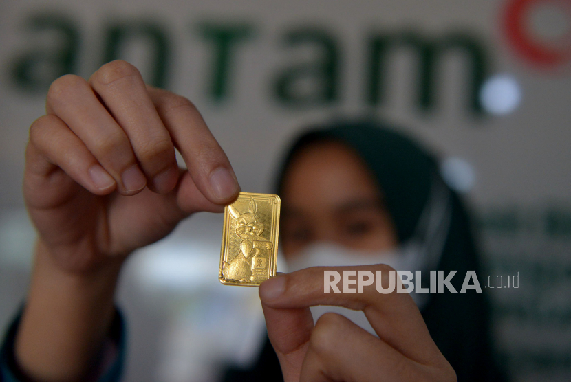 Petugas menunjukan emas batangan edisi Imlek 2023 di Butik Emas Antam, Pulogadung, Jakarta, Senin (16/1/2023). Harga emas batangan dari Logam Mulia PT Aneka Tambang Tbk (Antam) naik pada Rabu (1/2/2023).